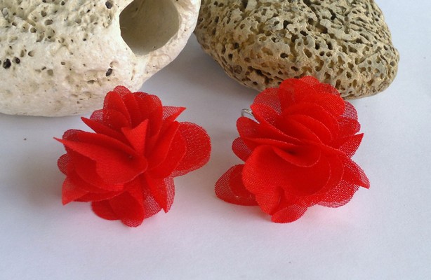 Červené květinové náušnice