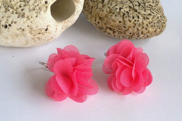 Tmavě růžové květinové náušnice