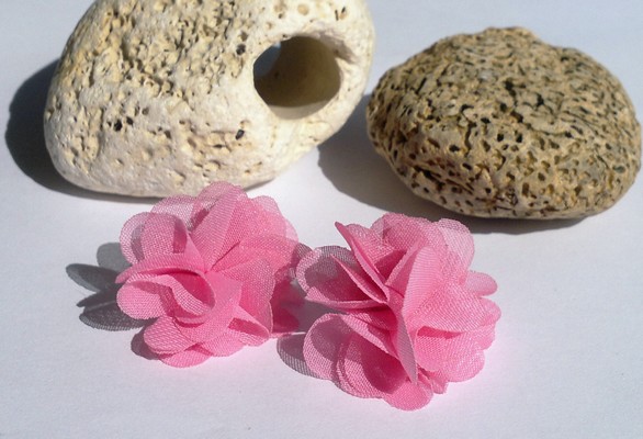 Světle růžové květinové náušnice