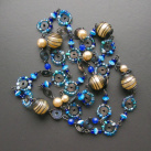 Dlouhý kytičkový modrý s perlami v kleci