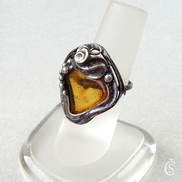 Prstýnek s růžičkou - Jantar