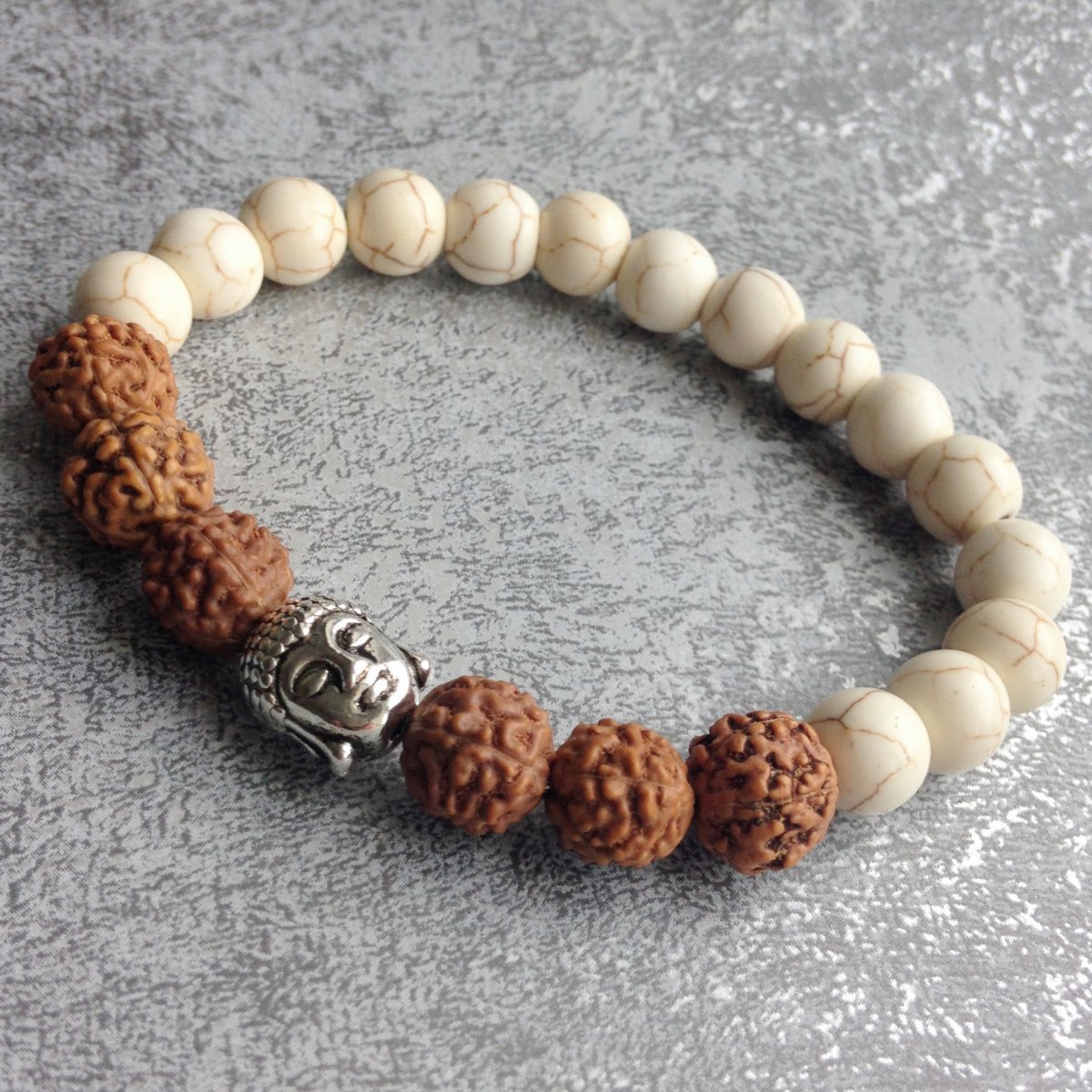 Kamínkovník s Rudrakshou a budhou