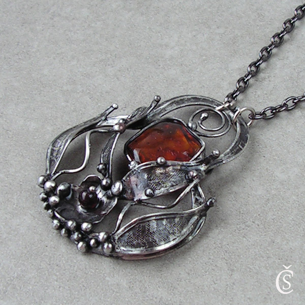 Paprsky života - Jantar, Granát