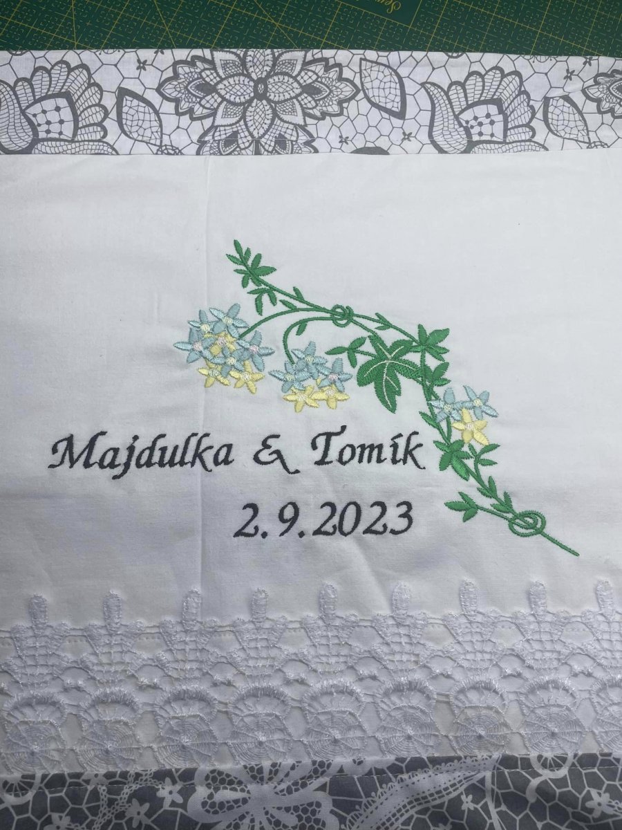 Svatební polštář se strojovou výšivkou