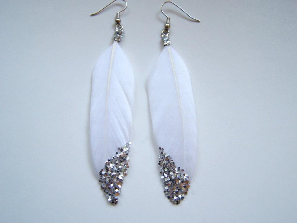 Bílé třpytivé peří