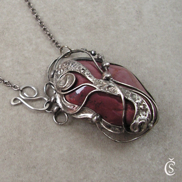 V růžích strom - Opál