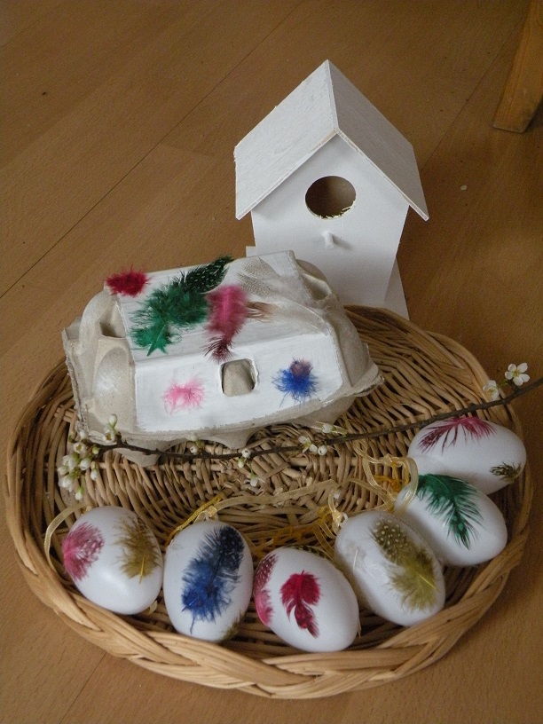 Originální sada vajíček v krabičce - pírka barevná