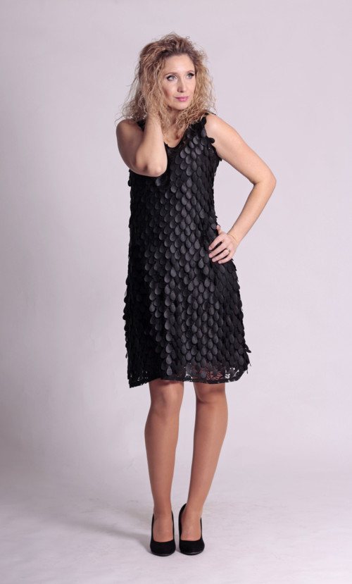 Zvonové krajkové šaty s lupínky 