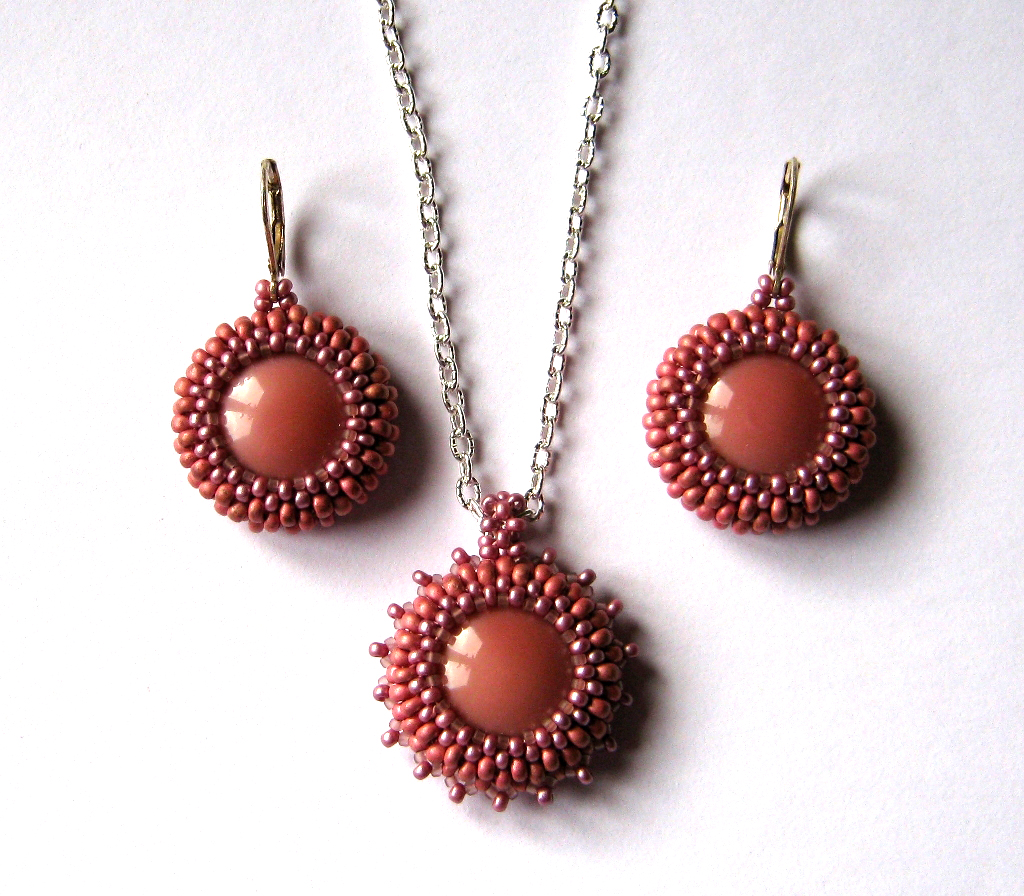 Starorůžová rokajlová.