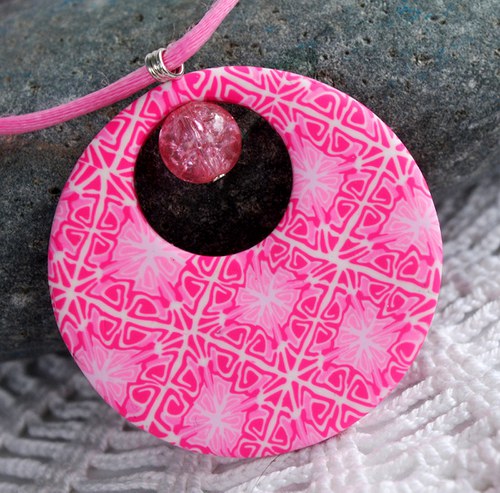 růžový vzorovaný náhrdelník