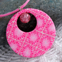 růžový vzorovaný náhrdelník