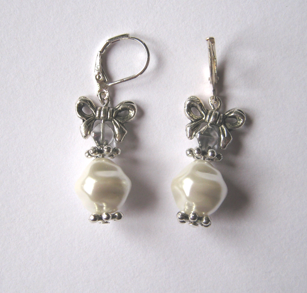 Náušnice s mačkanou perlou.