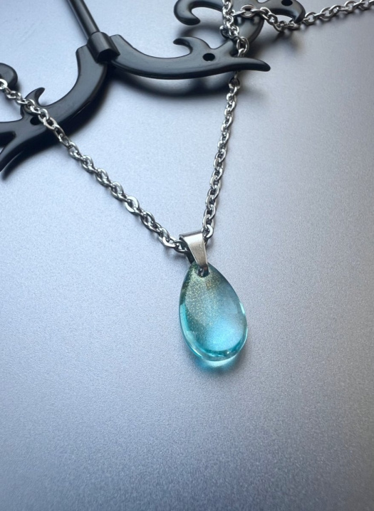 Řetízek se světle modrou slzičkou - S.Steel
