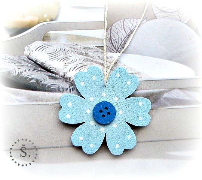 dřevěná kytička s puntíčky - světle modrá