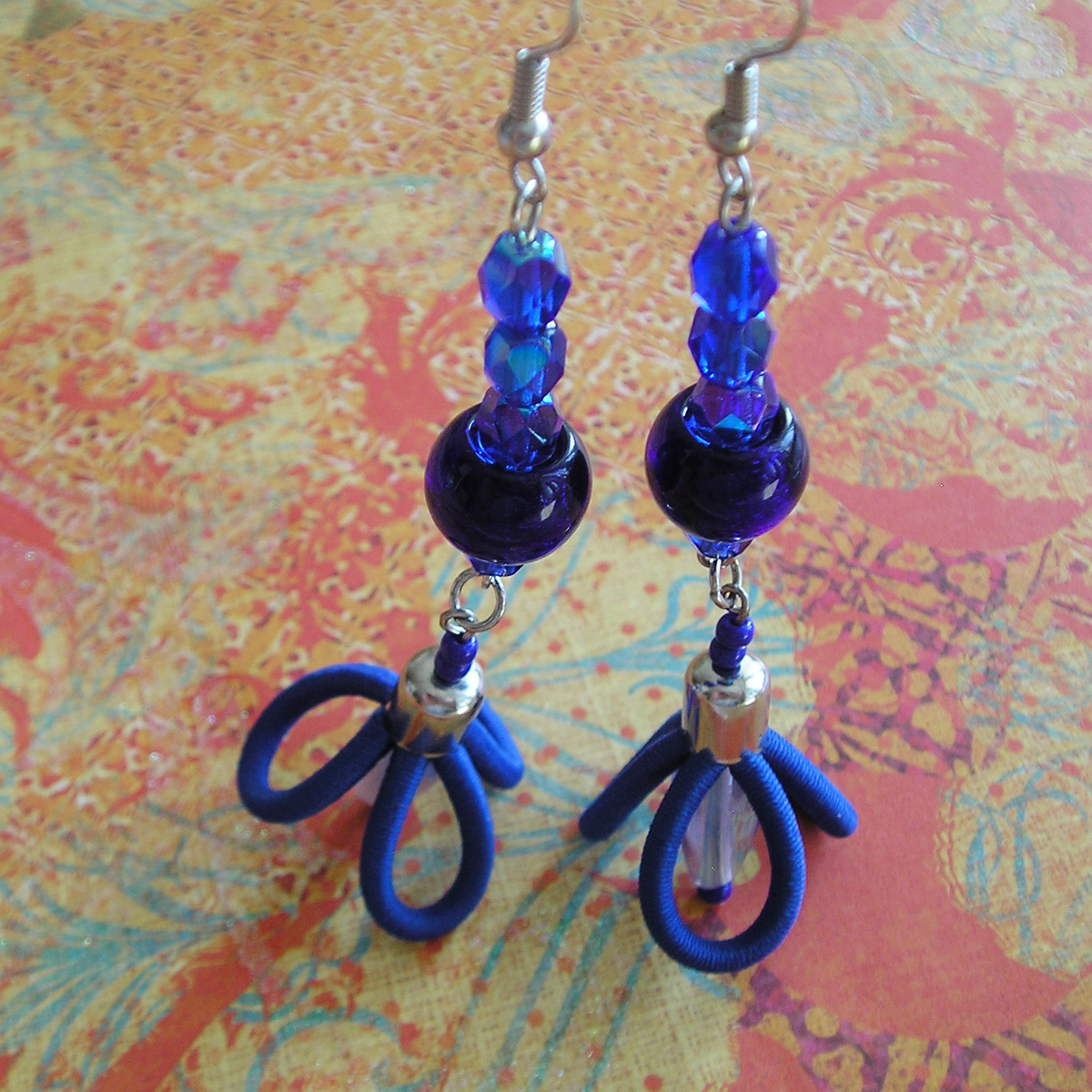 Dlouhé tmavě modré