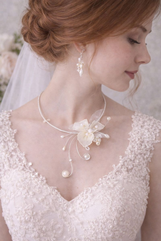 Elegantní šperkový set s nylonovým květem a korálky