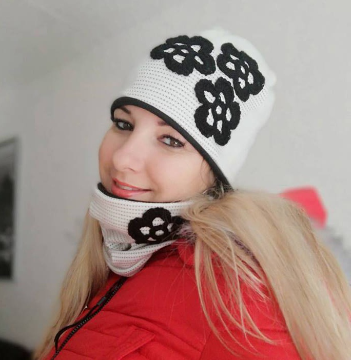 ČEPICE A NÁKRČNÍK smetanová-černá+kytky