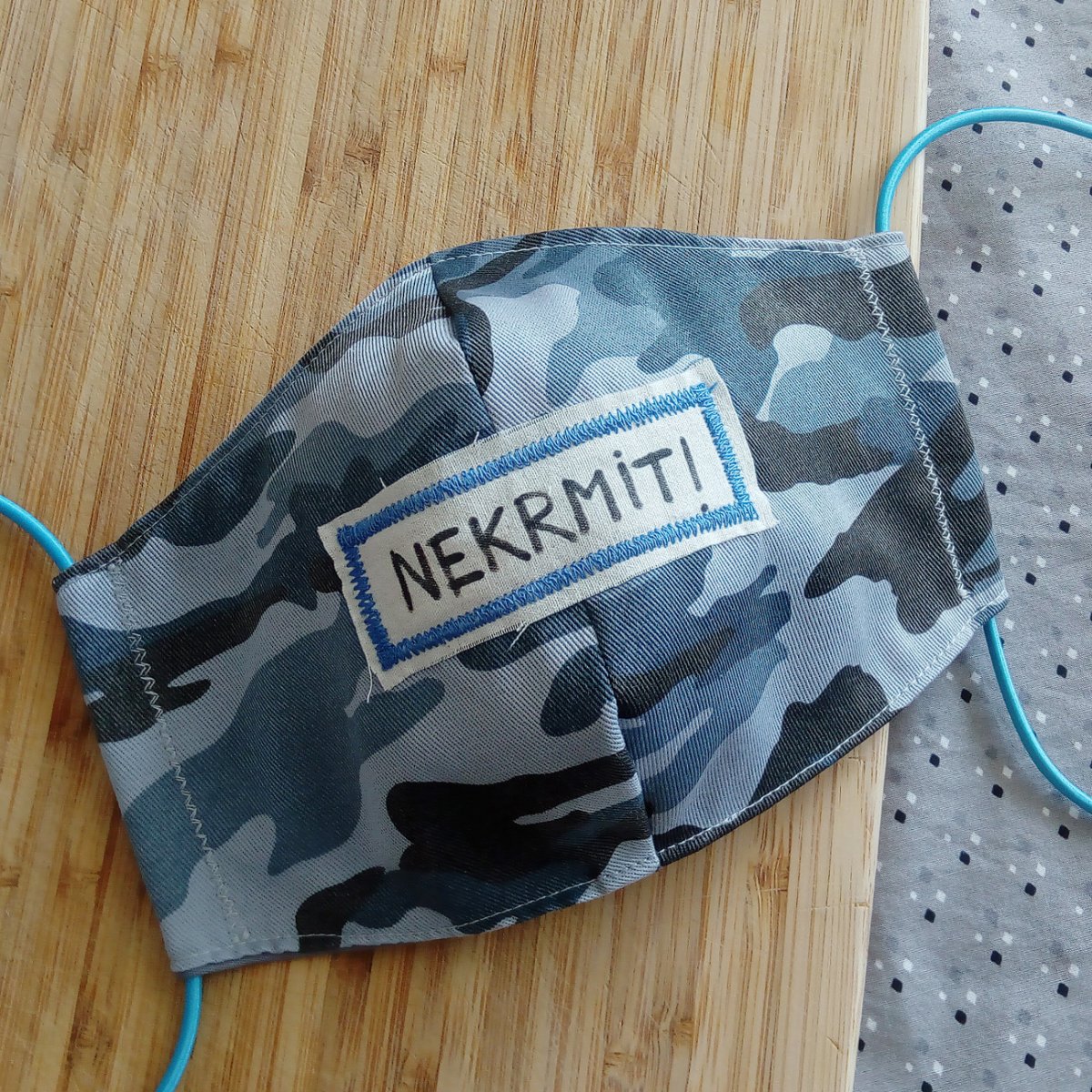 Pánská maskáčová rouška s nápisem Nekrmit!