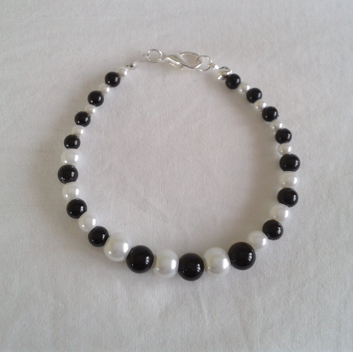aiv0433	Perlový náramek černo-bílý 