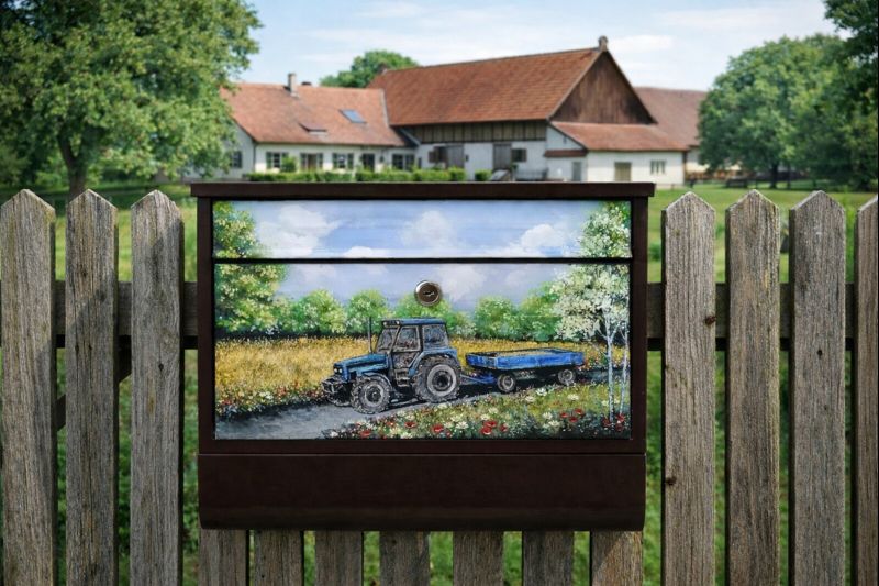 Ručně malovaná poštovní schránka s motivy aut a vlaků