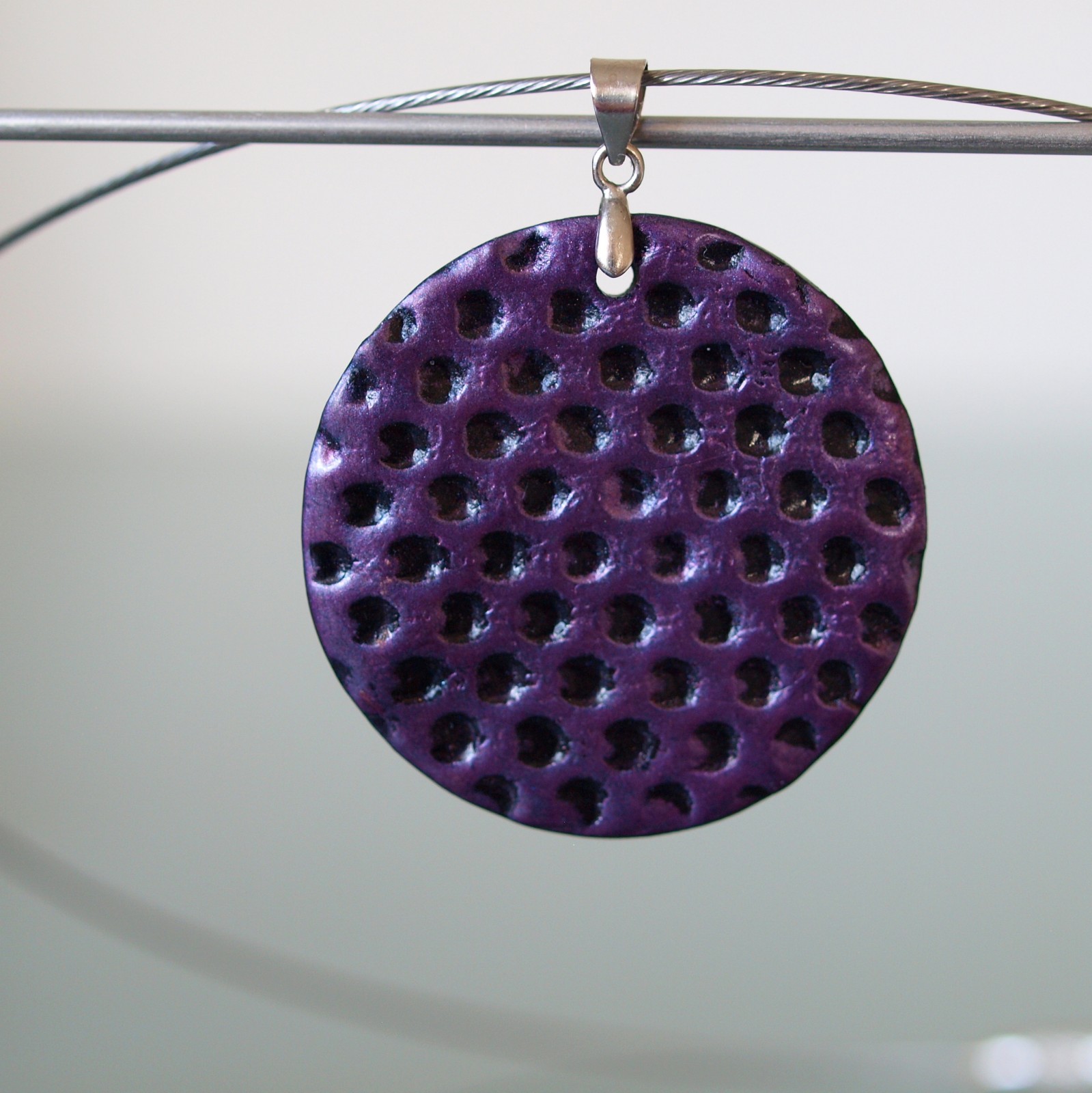 Puntíky fialové světlejší