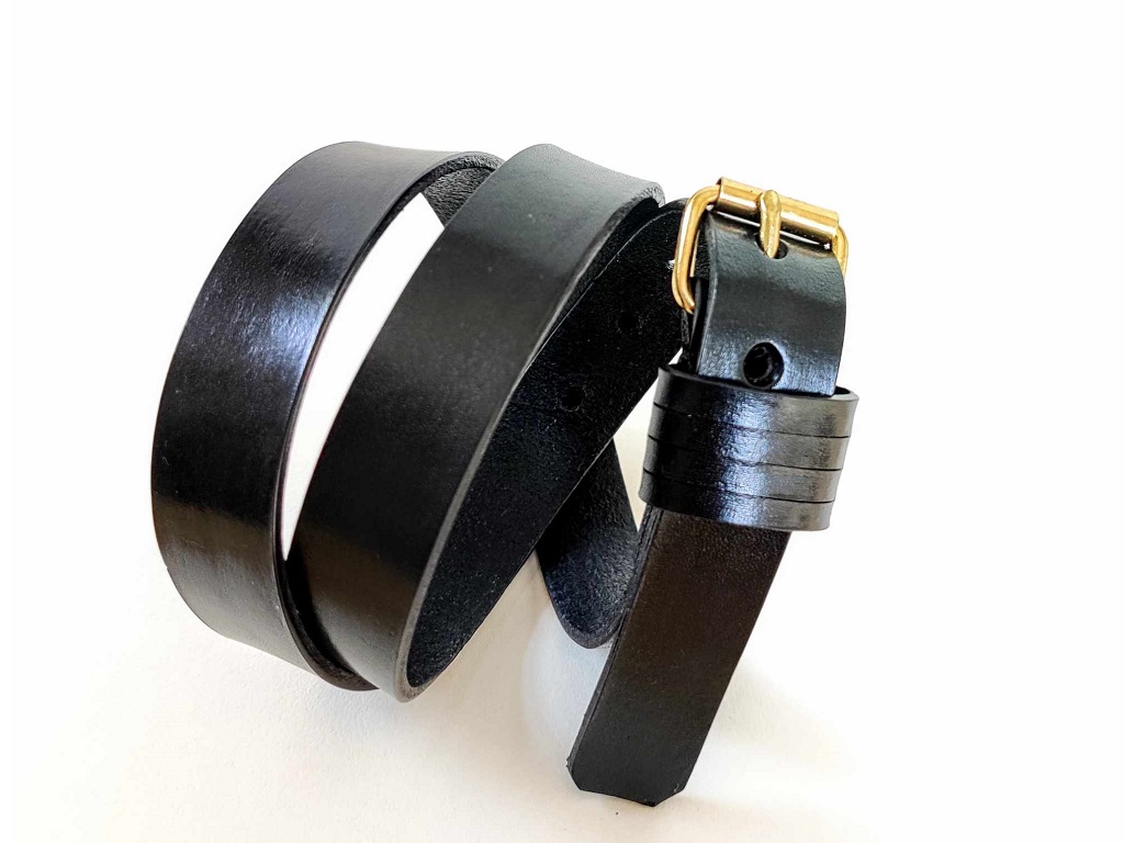 Kožený úzký pásek s mosaznou přezkou, šíře 2 cm