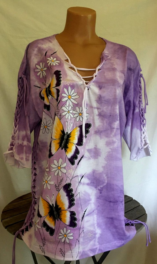 Fialové prostříhané tričko s květy a motýly