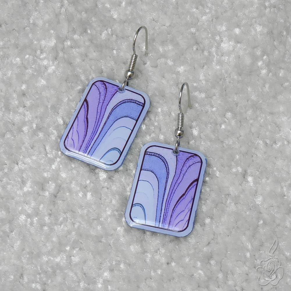 Fialové náušnice s jemným vzorem