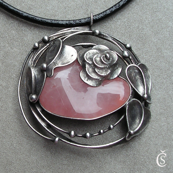 V růžové zahradě