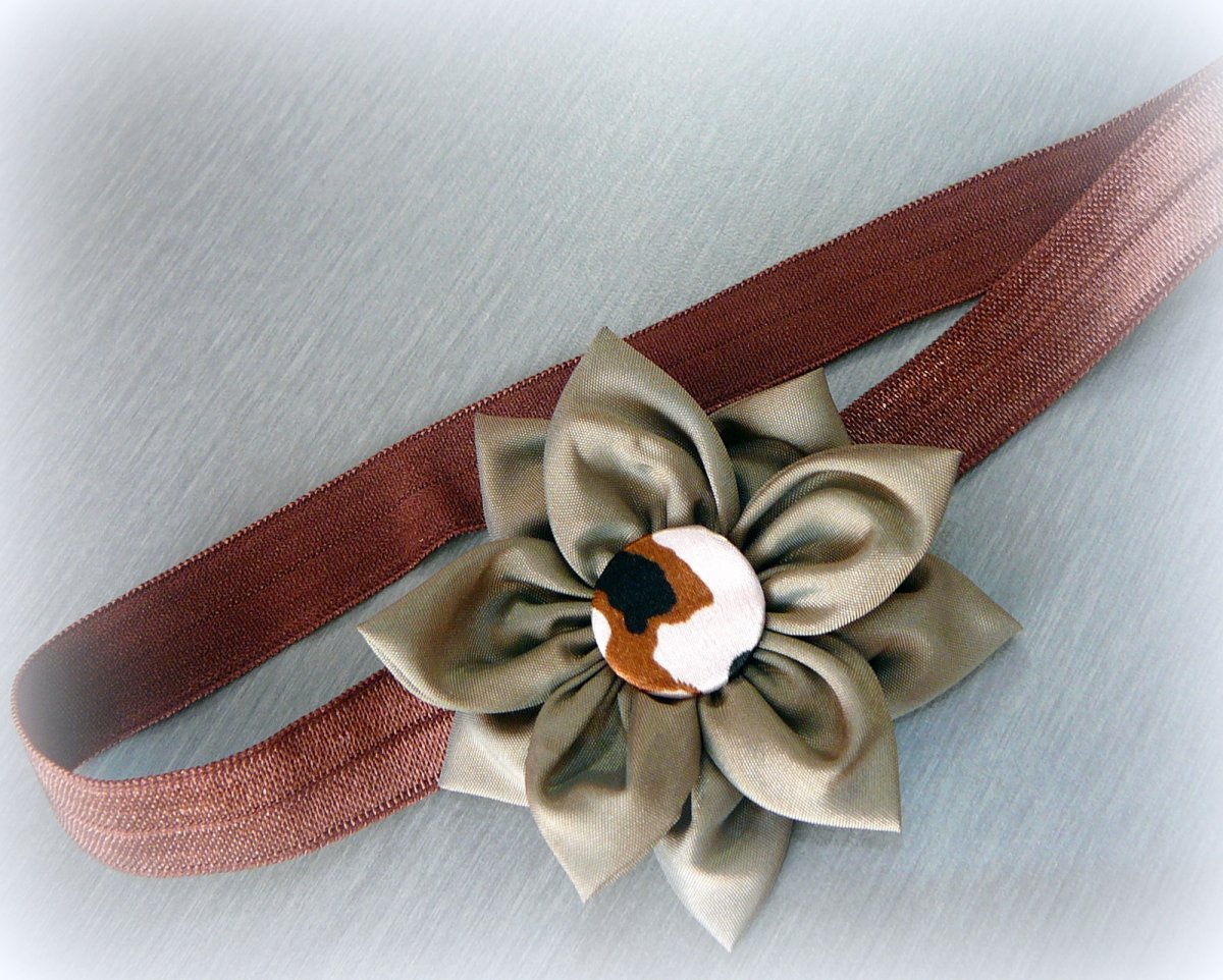 Hnědá elegantní čelenka.