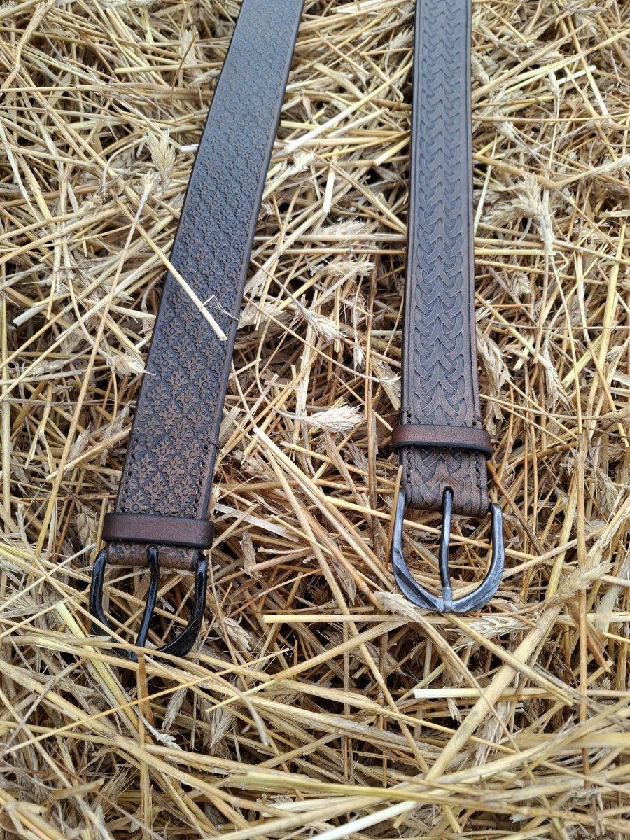Ručně ražené opasky z pravé kůže