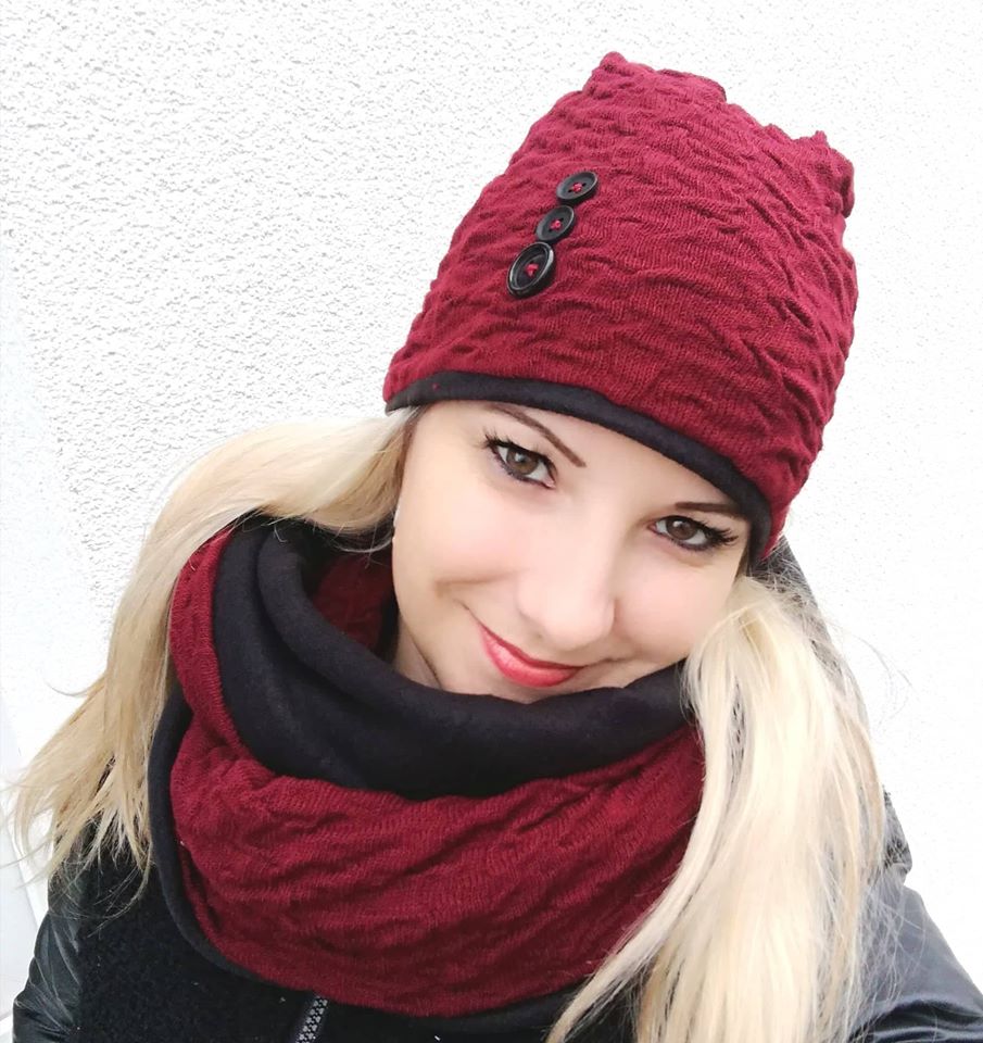 čepice bordo černá s knoflíčky -dámská