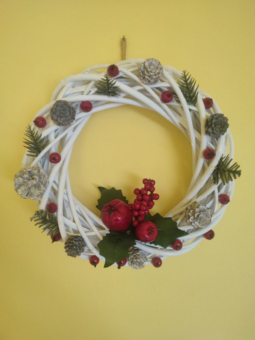 Vánoční věnec s jablky a jeřabinami 
