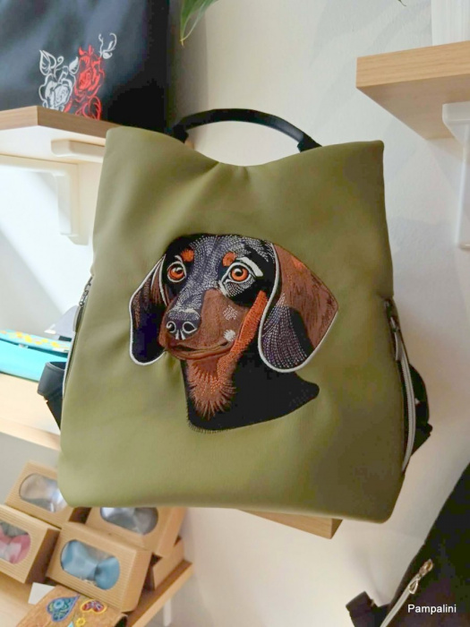 Vyšívaný batoh Safe - Jezevčík na zelené