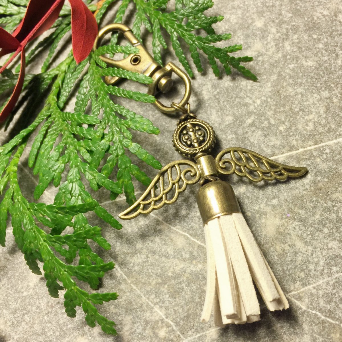 Krémová andělka s karabinkou