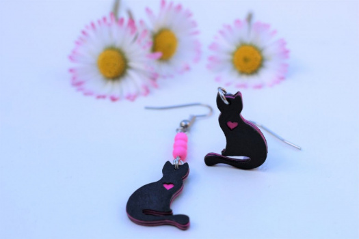 Náušnice s kočičkami - černé s růžovými srdíčky