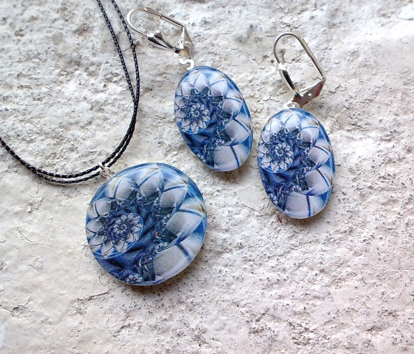 Modrobílá spirálka