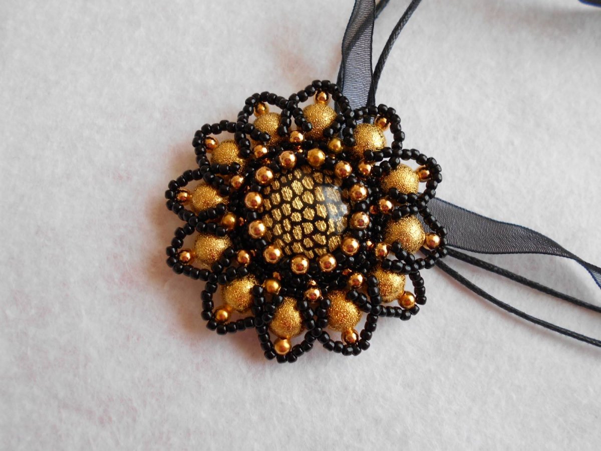 ČERNOZLATÝ PŘÍVĚSEK