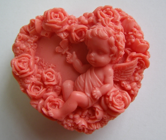 Dekorace s kozím mlékem - andílek v růžích - jahoda