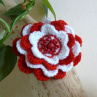 Háčkovaná brož - červenobílá květina