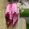 Háčkovaný šátek v barvě kvetoucí sakury