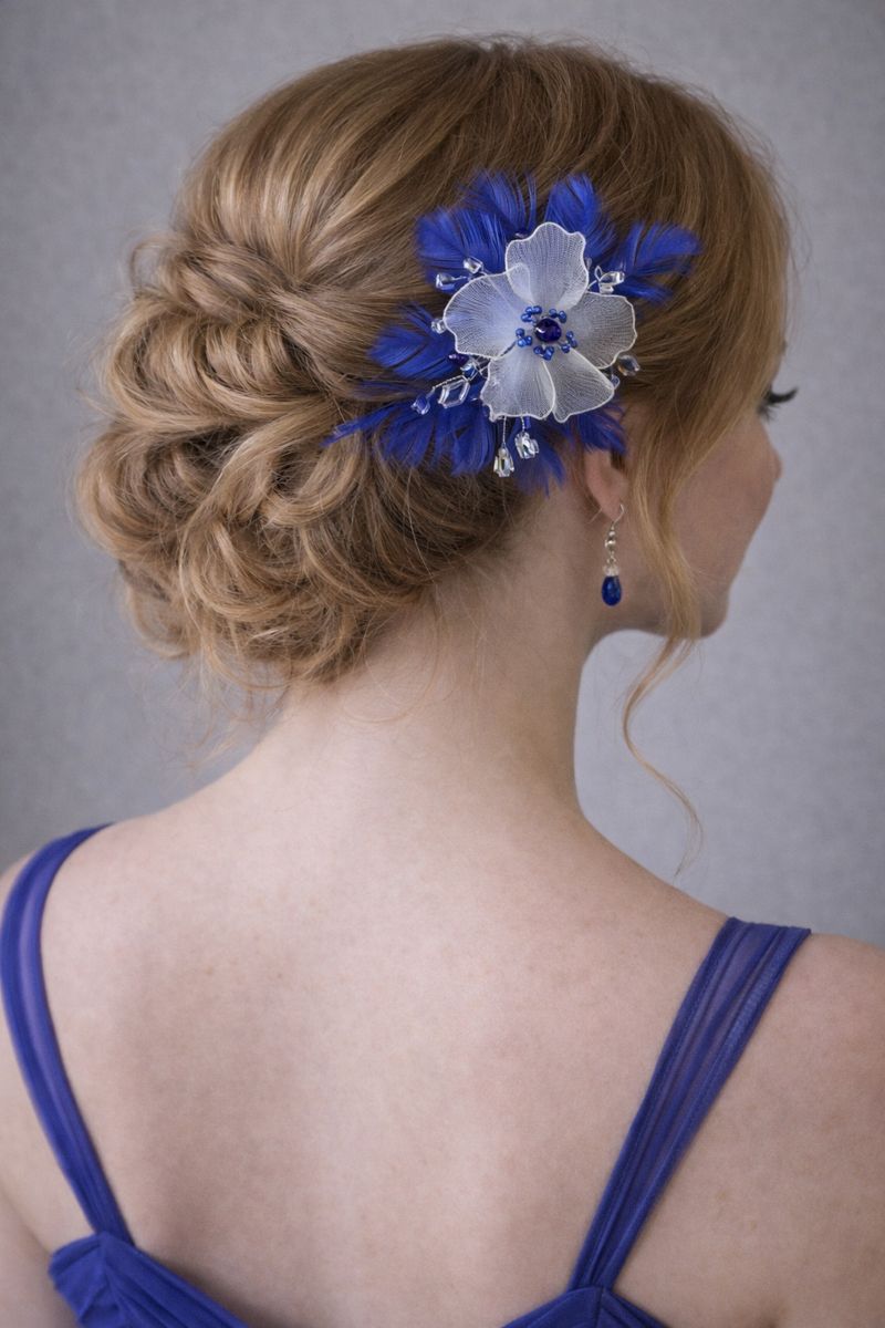 Modrá květinová ozdoba do vlasů s peřím – ruční výroba