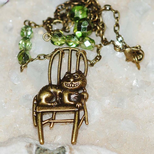 Usměvavá kočka na židli