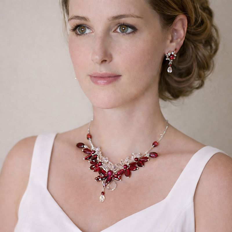 Elegantní náhrdelník s náušnicemi – ručně vyráběný šperk s červenými korálky