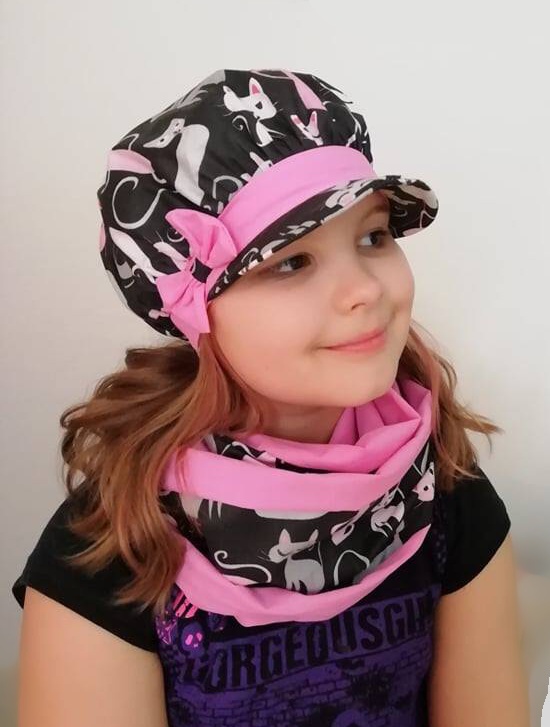 čepice bekovka kšiltovka kočky na černé a růžová mašle