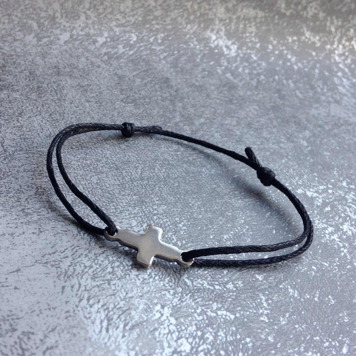 Černý náramek s křížkem - S. Steel