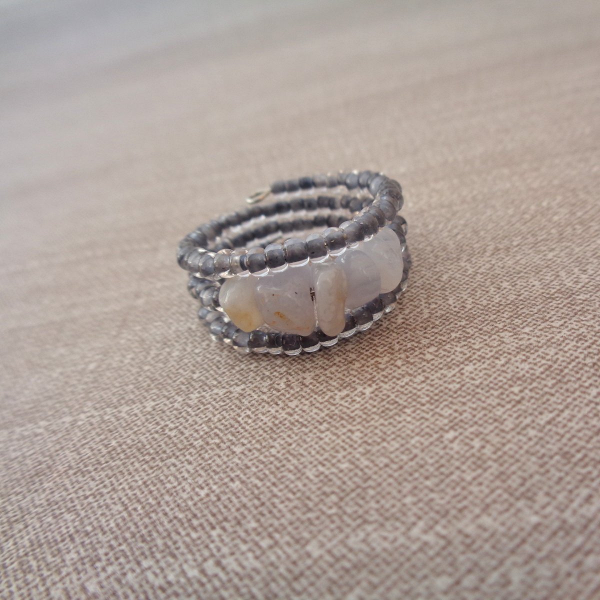 Prstýnek ,,S chalcedonem na šedé