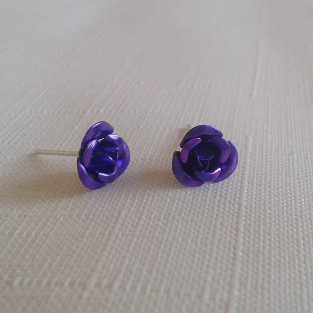 SLEVA - Růžičkové náušnice - fialové (581)