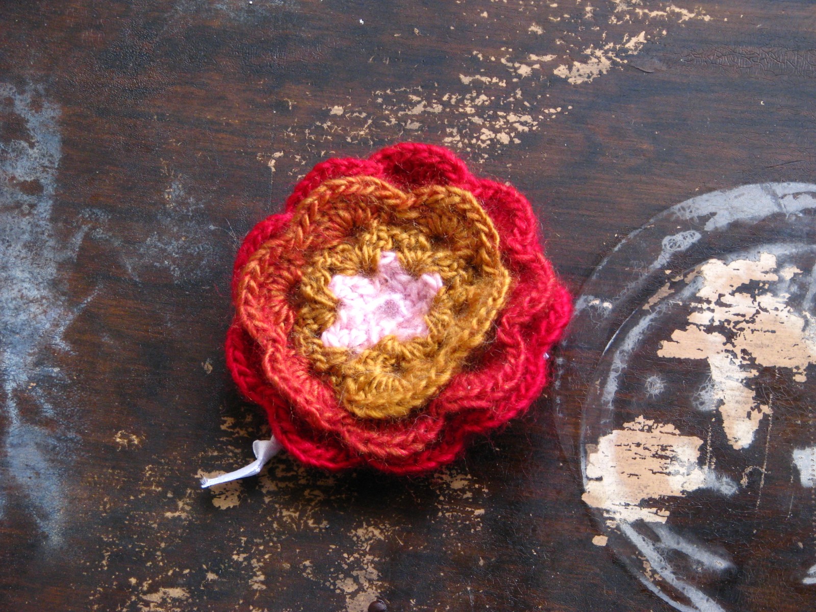 Hnědočervená brož