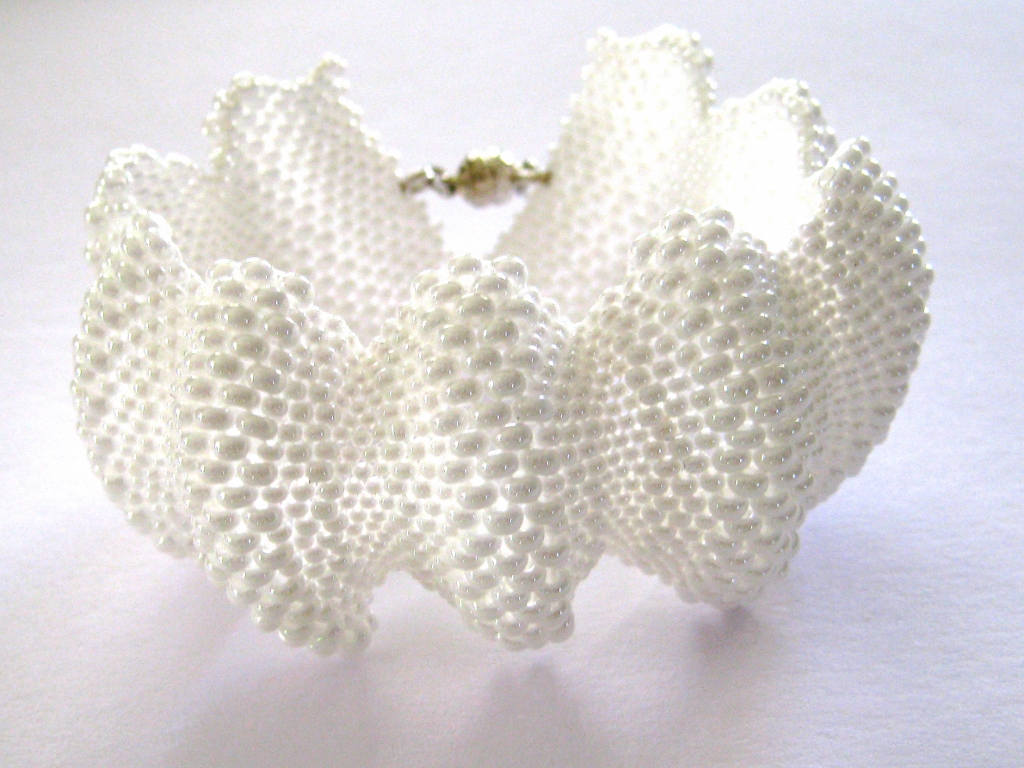 Náramek perlový bílý.